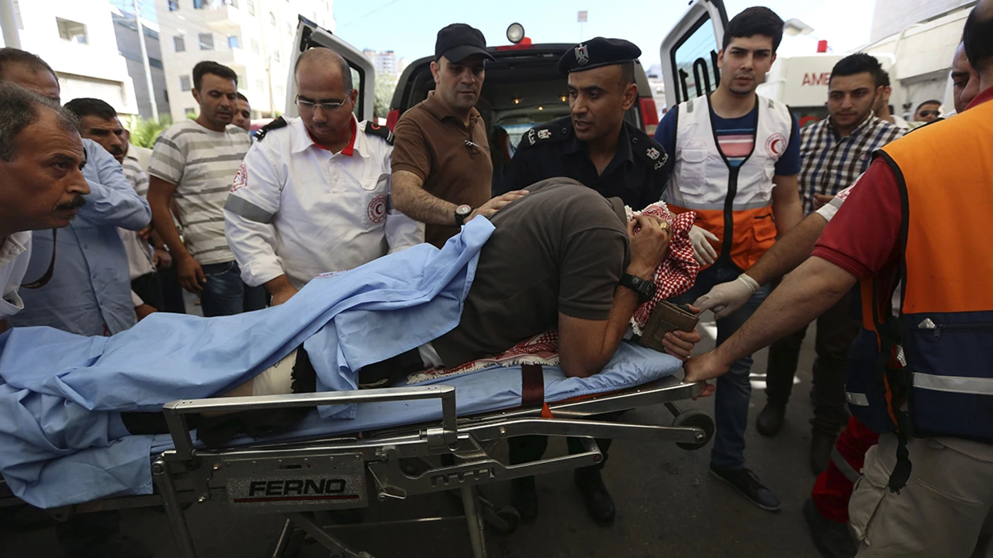 Varios palestinos trasladan a un herido al hospital Rafedya tras los enfrentamientos Varios palestinos trasladan a un herido al hospital Rafedya tras los enfrentamientos