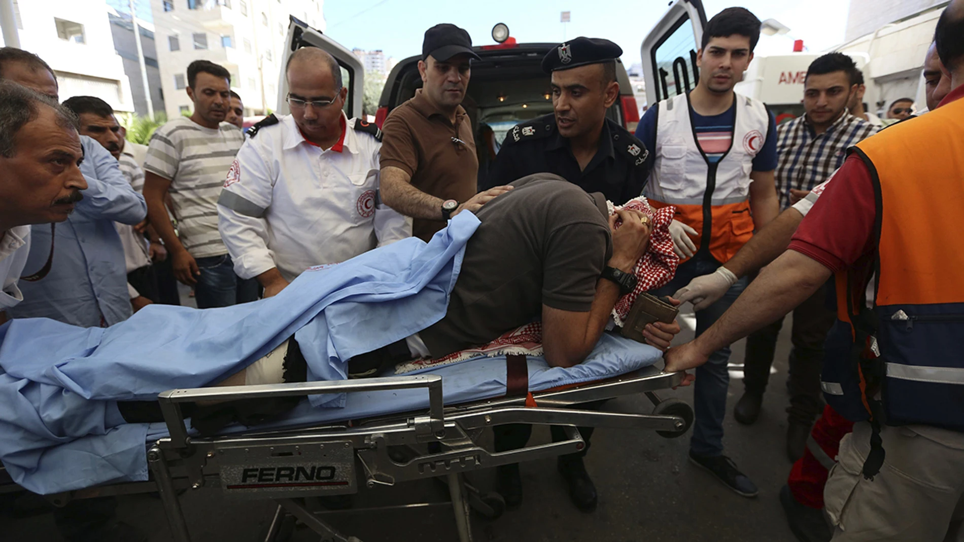 Varios palestinos trasladan a un herido al hospital Rafedya tras los enfrentamientos