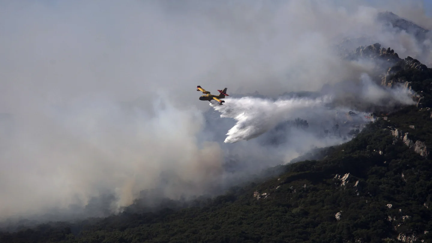 Un avión trabajando en la extinción del incendio Un avión trabajando en la extinción del incendio