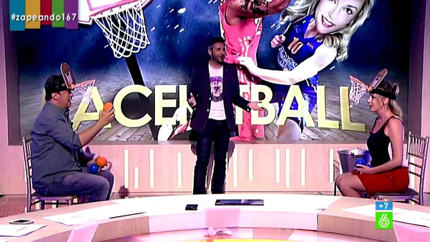 Miki y Anna Simon jugando a 'faceketball'