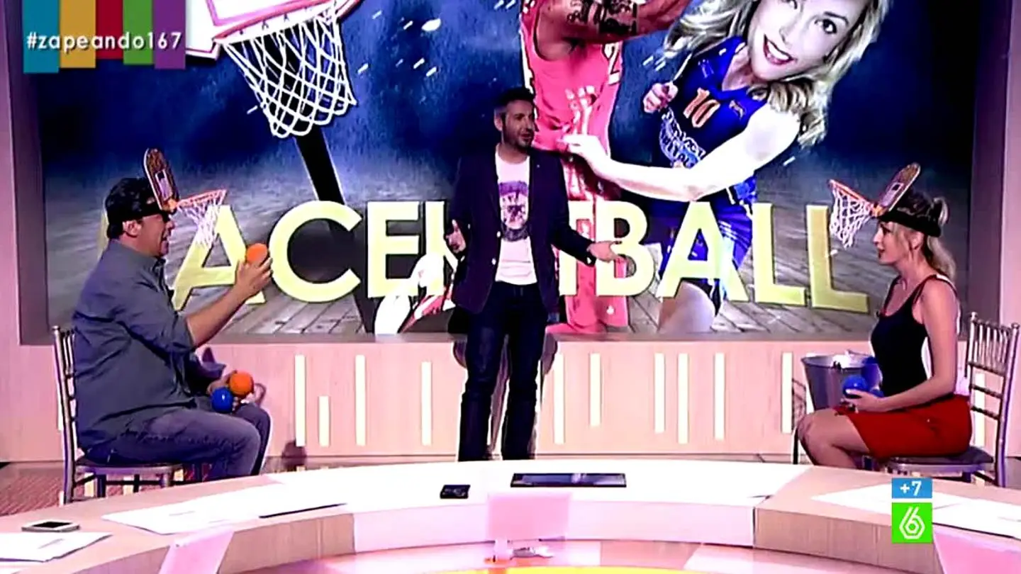 Miki y Anna Simon jugando a 'faceketball' Miki y Anna Simon jugando a 'faceketball'