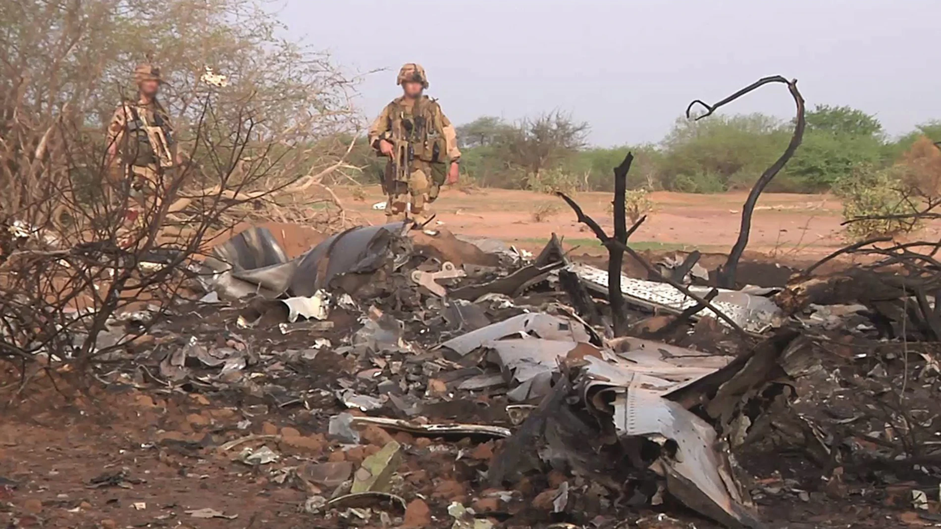 Soldados inspeccionan la zona donde fueron encontrados los restos del avión desaparecido