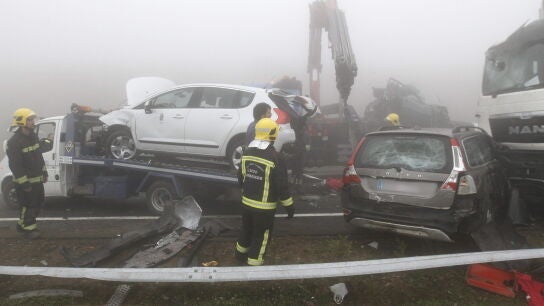Las gr&uacute;as retiran de la calzada algunos de los turismos implicados en el accidente