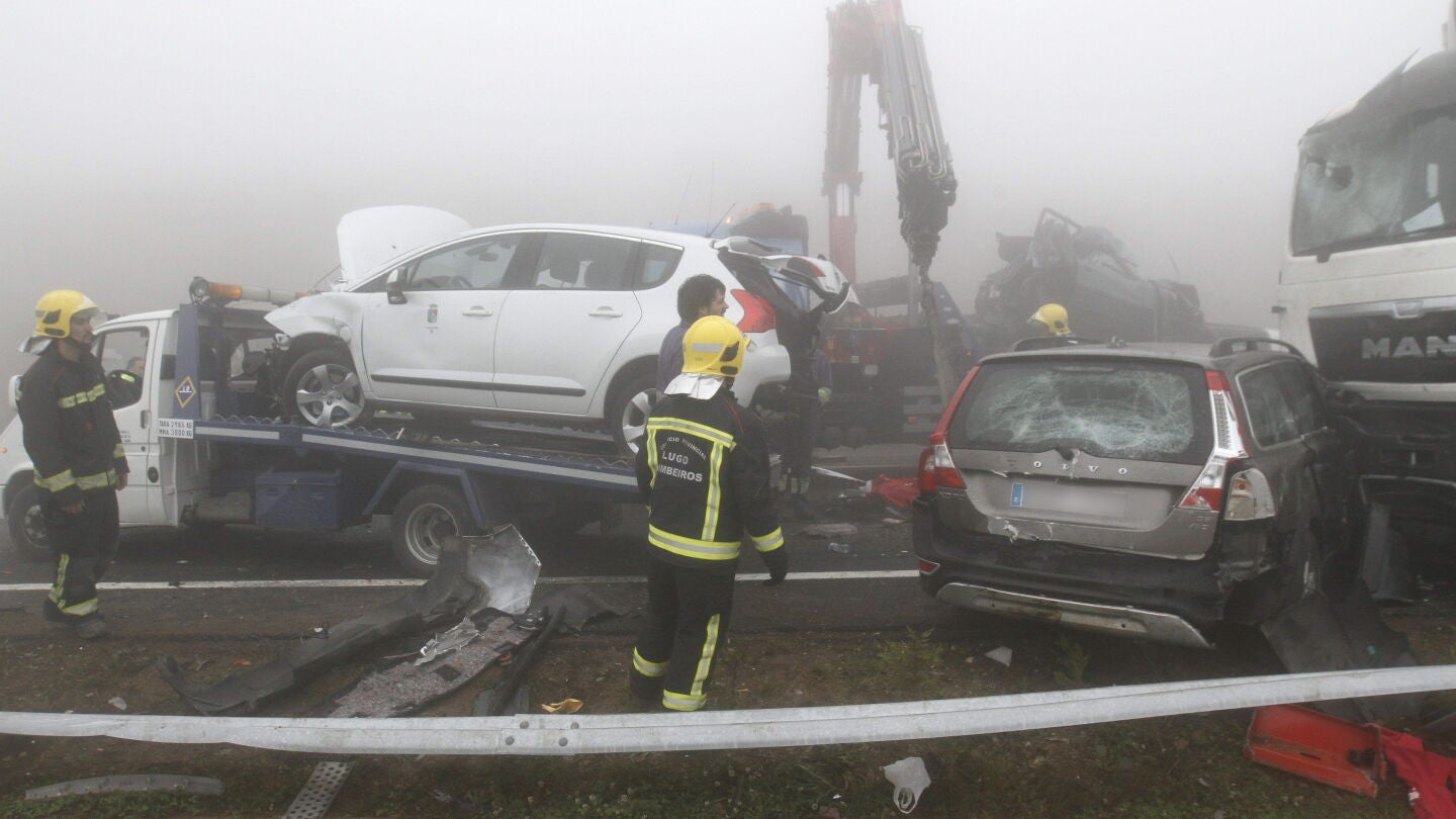 Las gr&uacute;as retiran de la calzada algunos de los turismos implicados en el accidente
