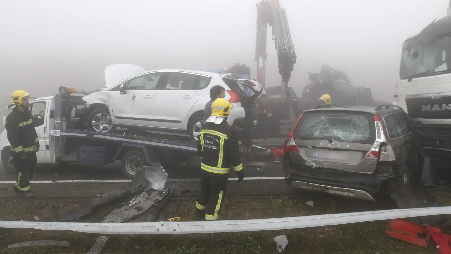 Las grúas retiran de la calzada algunos de los turismos implicados en el accidente Las grúas retiran de la calzada algunos de los turismos implicados en el accidente