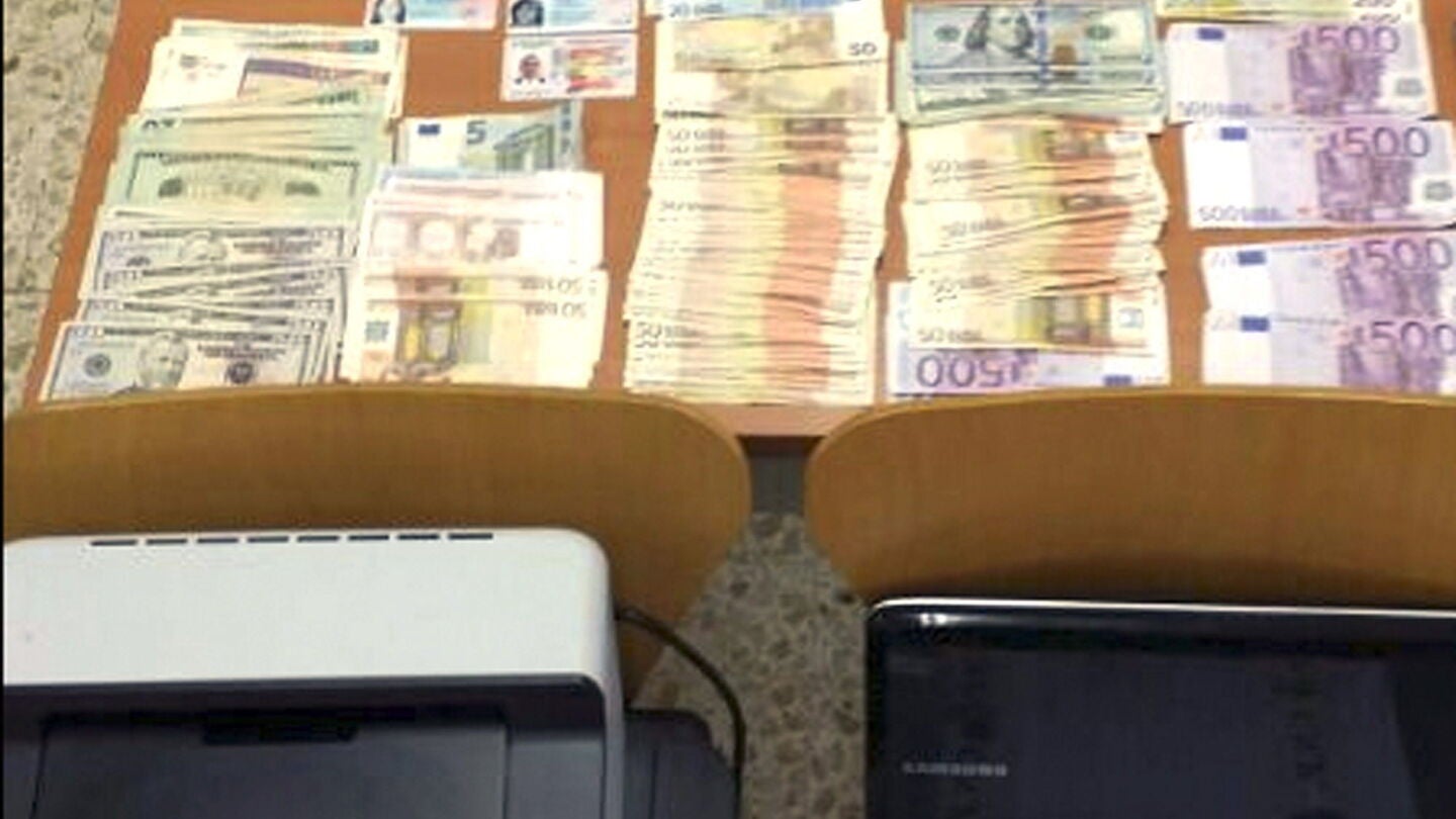 Fotograf&iacute;a facilitada por la Polic&iacute;a que ha desarticulado una organizaci&oacute;n dedicada a la falsificaci&oacute;n de pasaportes y tarjetas de residencia para entrar en EEUU