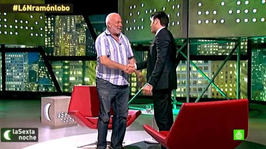 Ram&oacute;n Lobo de pie en el plat&oacute; de laSexta Noche