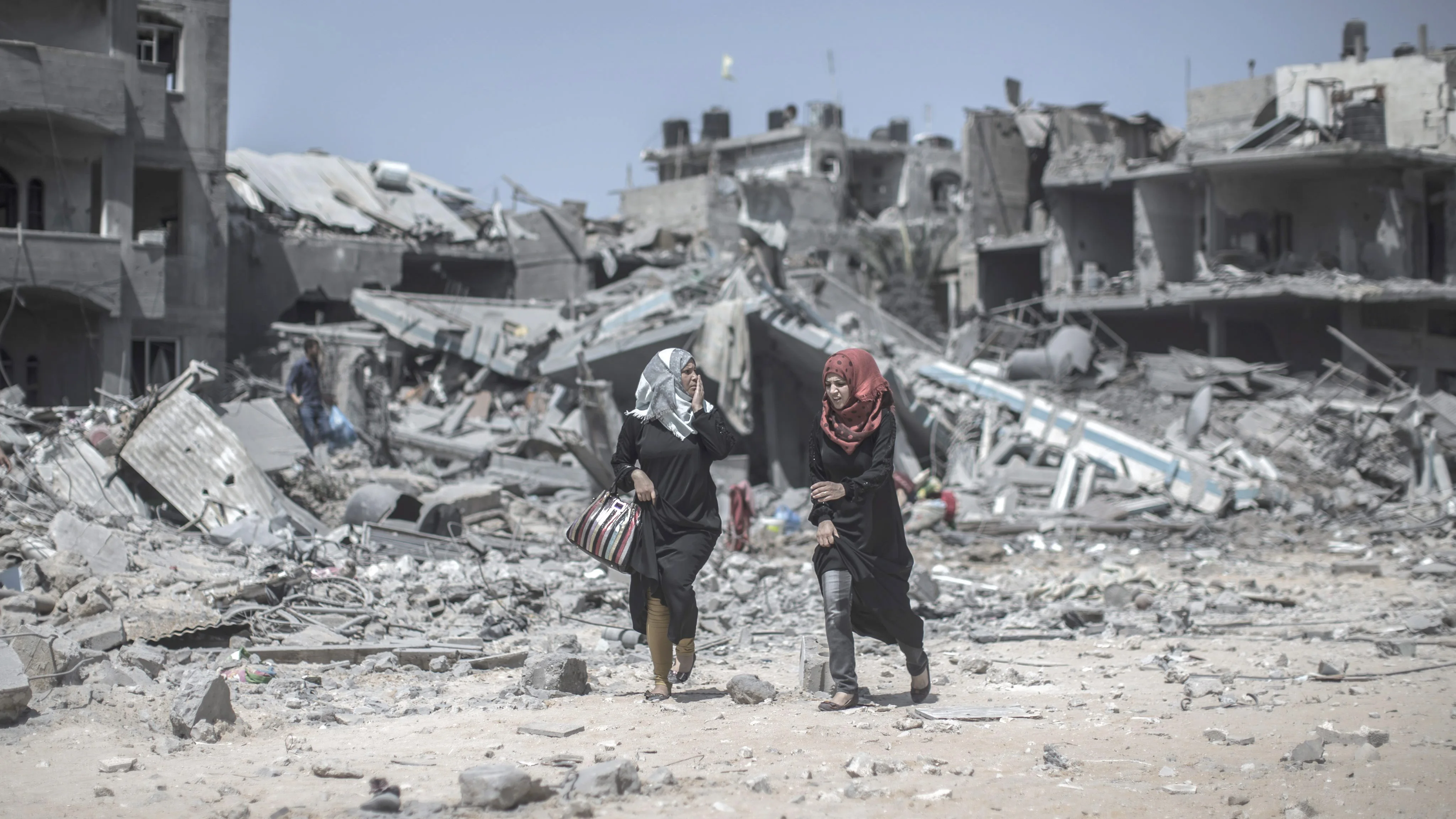 Dos mujeres palestinas caminan por una calle de Beit Hanoun, al norte de la Franja de Gaza