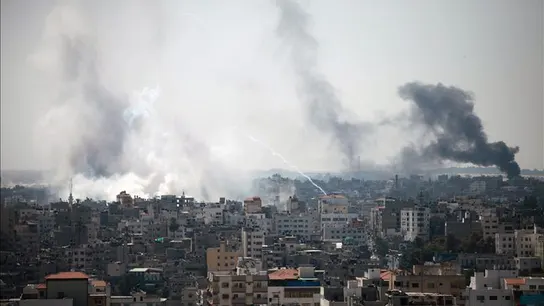 Humo sobre el barrio de Al Shejaeiya, al este de Gaza Humo sobre el barrio de Al Shejaeiya, al este de Gaza