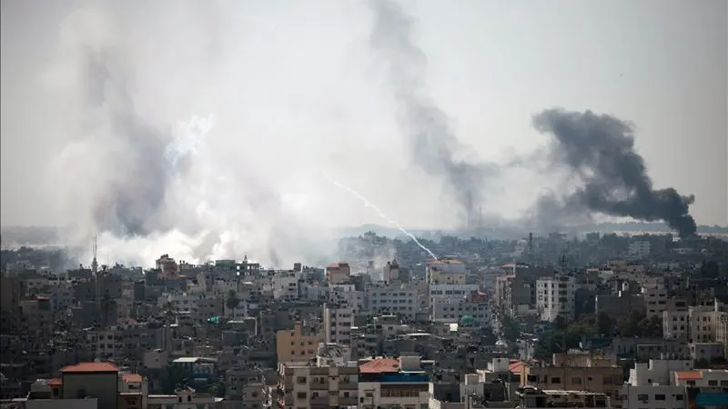 Humo sobre el barrio de Al Shejaeiya, al este de Gaza