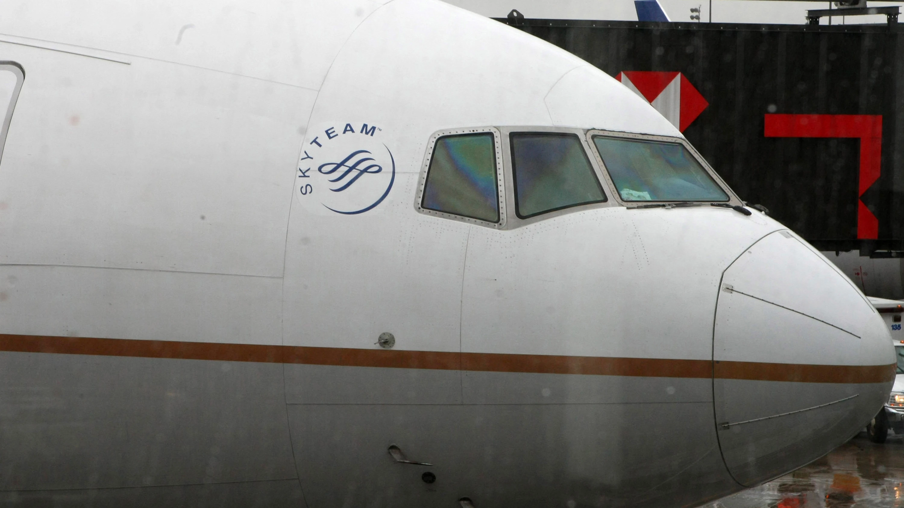 Un avión kuwaití aterriza de emergencia en Bruselas por humo en la cabina del piloto Un avión kuwaití aterriza de emergencia en Bruselas por humo en la cabina del piloto