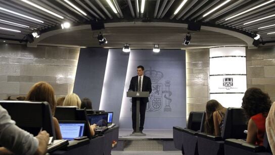 Pedro S&aacute;nchez en una rueda de prensa en La Moncloa
