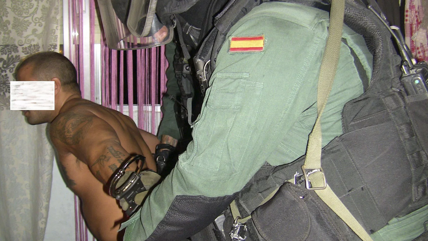 Seis detenidos por robos con violencia vestidos con uniformes policiales Seis detenidos por robos con violencia vestidos con uniformes policiales