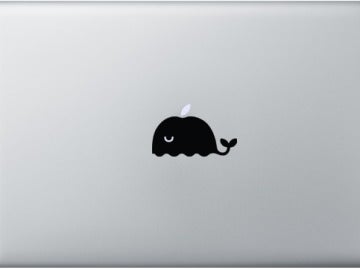 Parte trasera de un MacBook tuneado para tapar el logo de la manzana