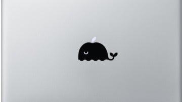 Parte trasera de un MacBook tuneado para tapar el logo de la manzana