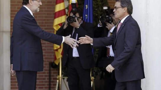 Mariano Rajoy y Artur Mas se saludan antes de la reunión Mariano Rajoy y Artur Mas se saludan antes de la reunión