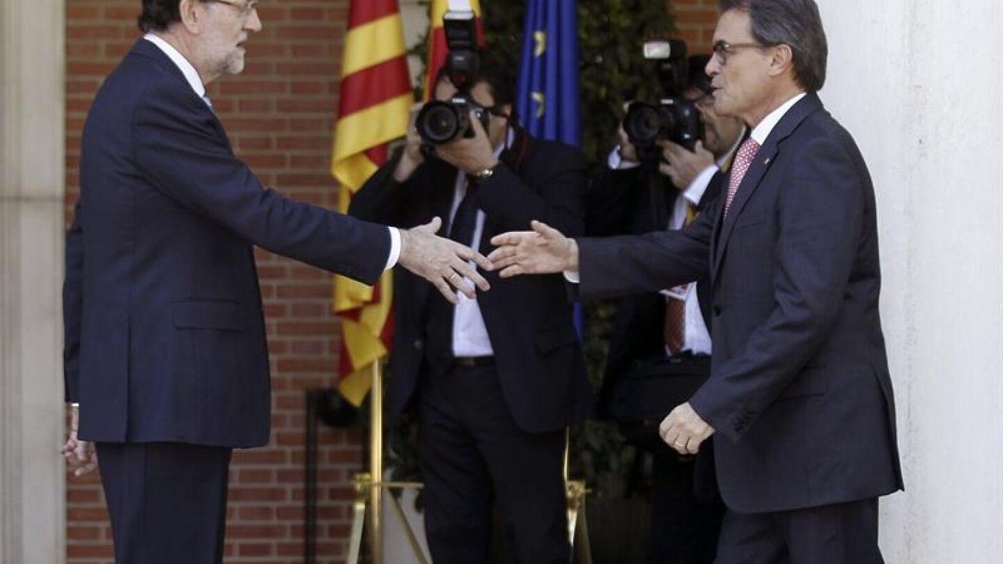 Mariano Rajoy y Artur Mas se saludan antes de la reuni&oacute;n
