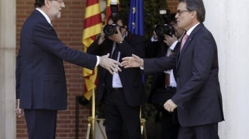 Mariano Rajoy y Artur Mas se saludan antes de la reunión