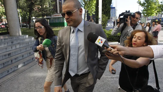 Flores presenta una fianza hipotecaria por 200.000 euros para seguir libre Flores presenta una fianza hipotecaria por 200.000 euros para seguir libre