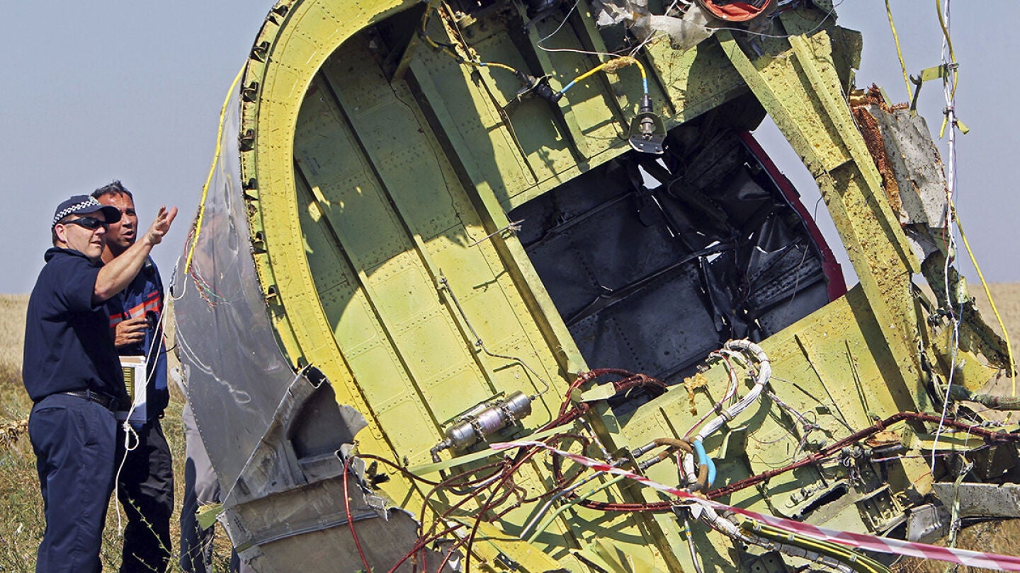 Investigadores australianos y holandeses examinan los restos del vuelo MH17