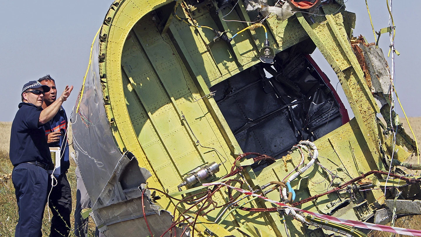 Investigadores australianos y holandeses examinan los restos del vuelo MH17 Investigadores australianos y holandeses examinan los restos del vuelo MH17