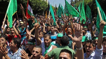 Simpatizantes de Hamás gritan consignas contra Israel durante una manifestación en apoyo a Hamás