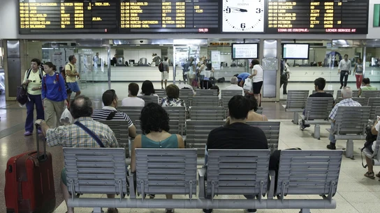 Varios pasajeros esperan en Chamartín Varios pasajeros esperan en Chamartín