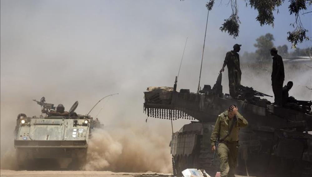 Soldados israelíes permanece en un área de descanso cerca de la frontera con la Franja de Gaza
