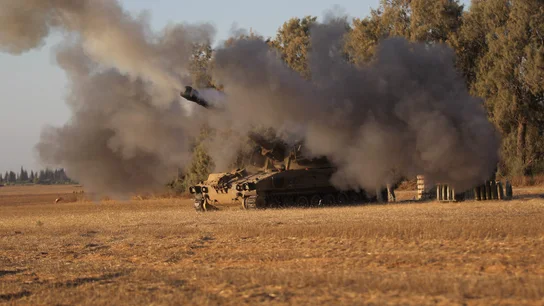 Un tanque israelí lanza un misil hacia Gaza Un tanque israelí lanza un misil hacia Gaza