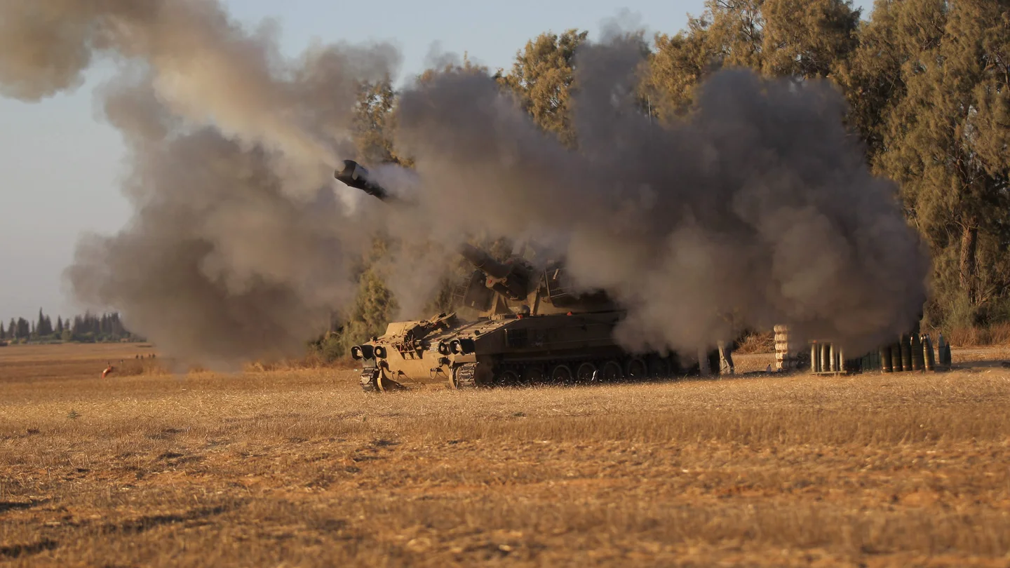 Un tanque israelí lanza un misil hacia Gaza Un tanque israelí lanza un misil hacia Gaza