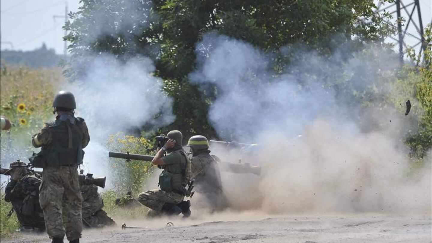 Fuerzas ucranianas cercan la rebelde Lugansk, donde ya no hay ni luz ni agua