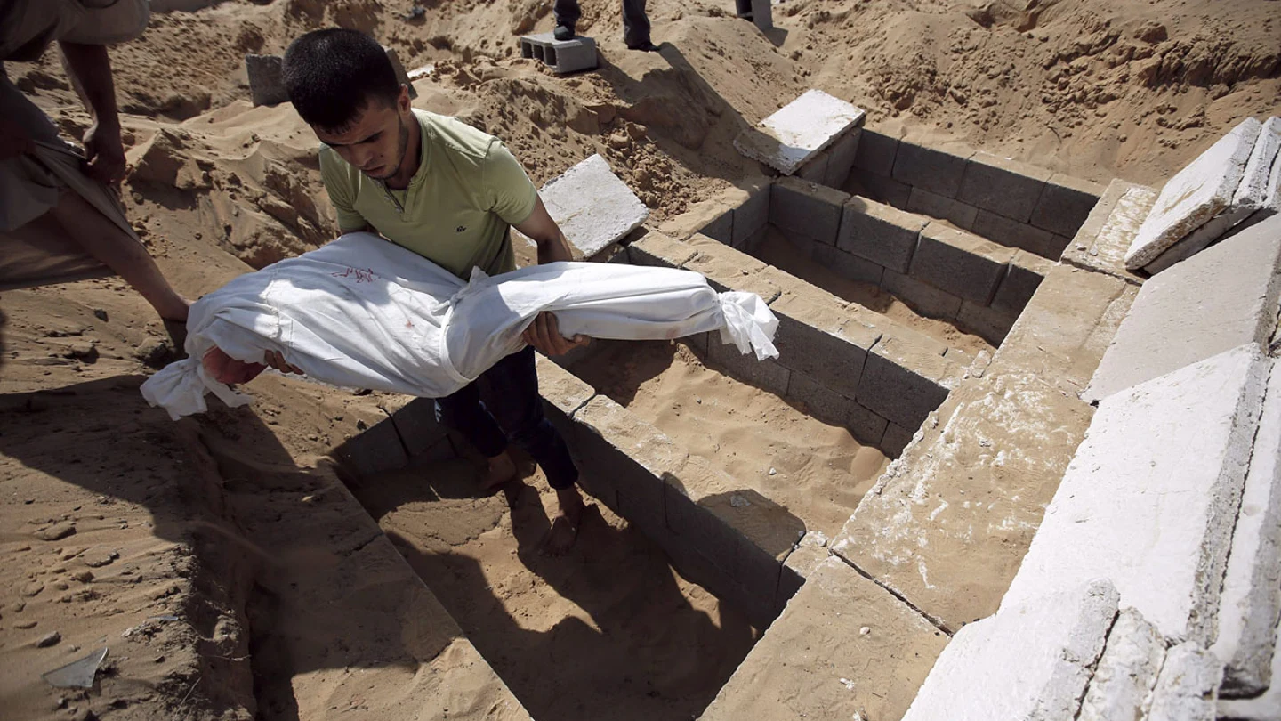 Un palestino entierra a un familiar Un palestino entierra a un familiar