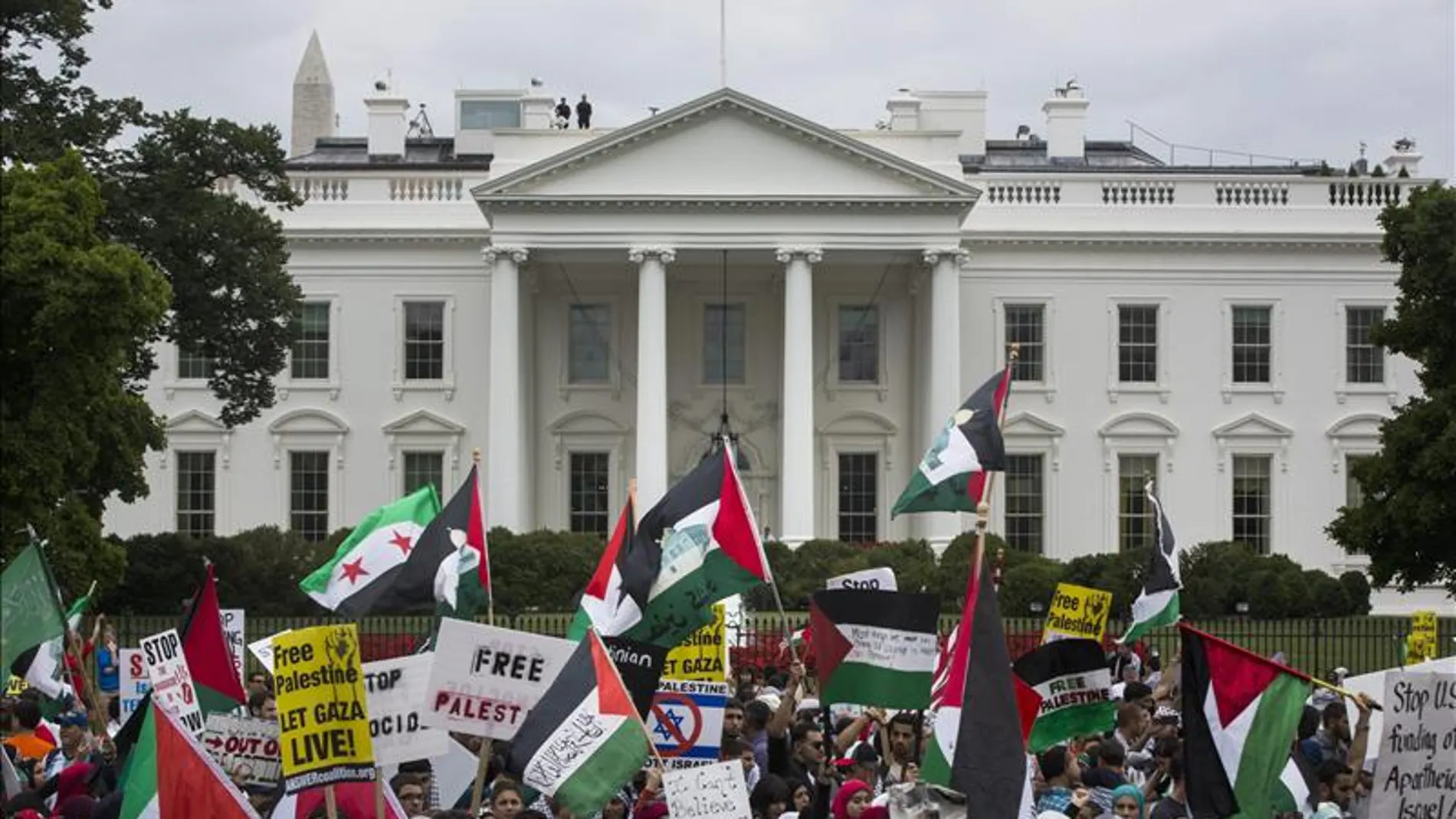 Manifestantes protestas contra la ofensiva israelí en Gaza frente a la Casa Blanca