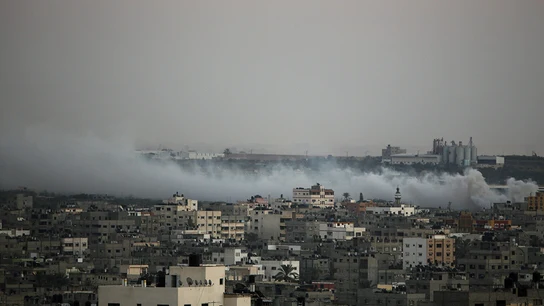 Nubes de humo tras un bombardeo de Israel sobre el este de la ciudad de Gaza Nubes de humo tras un bombardeo de Israel sobre el este de la ciudad de Gaza