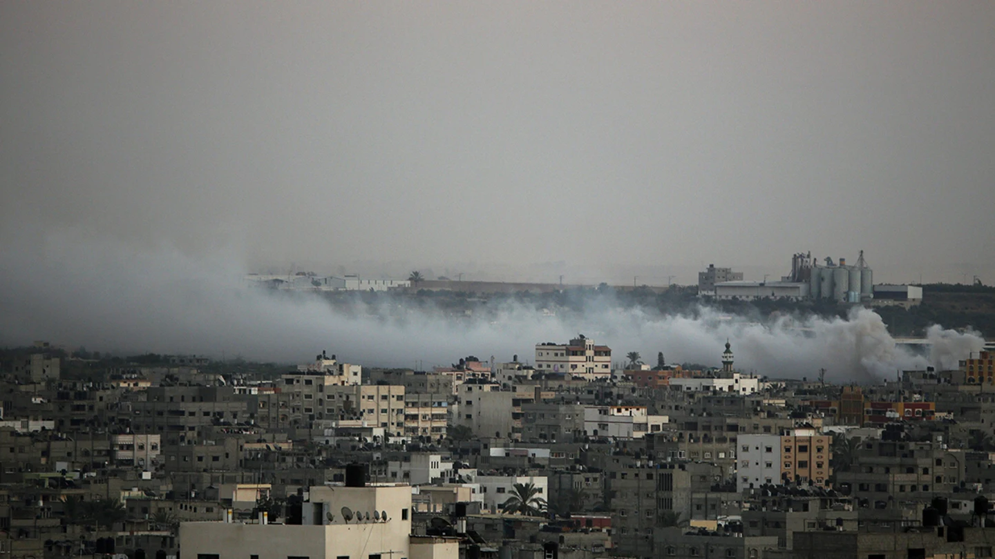 Nubes de humo tras un bombardeo de Israel sobre el este de la ciudad de Gaza Nubes de humo tras un bombardeo de Israel sobre el este de la ciudad de Gaza
