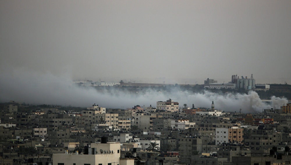 Nubes de humo tras un bombardeo de Israel sobre el este de la ciudad de Gaza