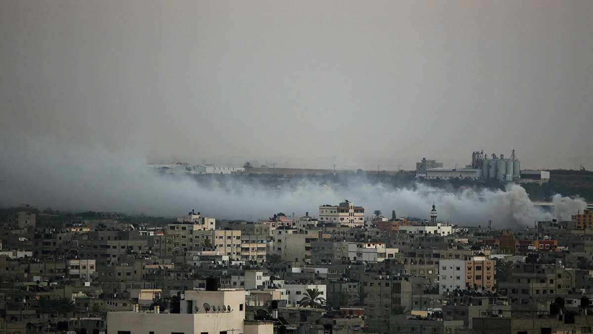 Nubes de humo tras un bombardeo de Israel sobre el este de la ciudad de Gaza