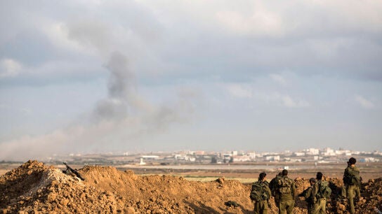 Una columna de humo se levanta sobre la frontera de Gaza