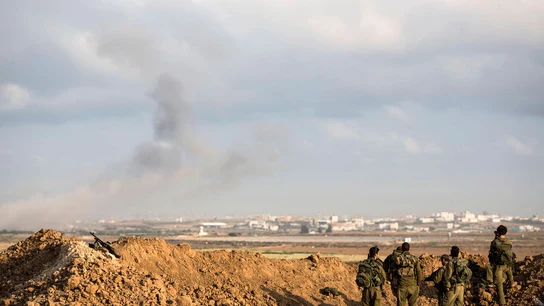 Una columna de humo se levanta sobre la frontera de Gaza Una columna de humo se levanta sobre la frontera de Gaza