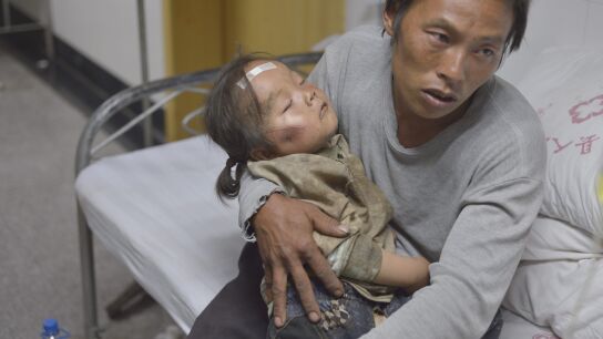 Un padre espera en el hospital ayuda para su hijo herido en el terremoto