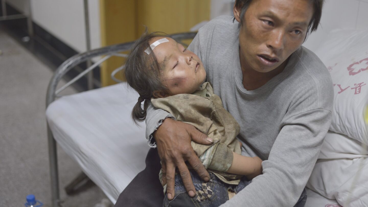 Un padre espera en el hospital ayuda para su hijo herido en el terremoto
