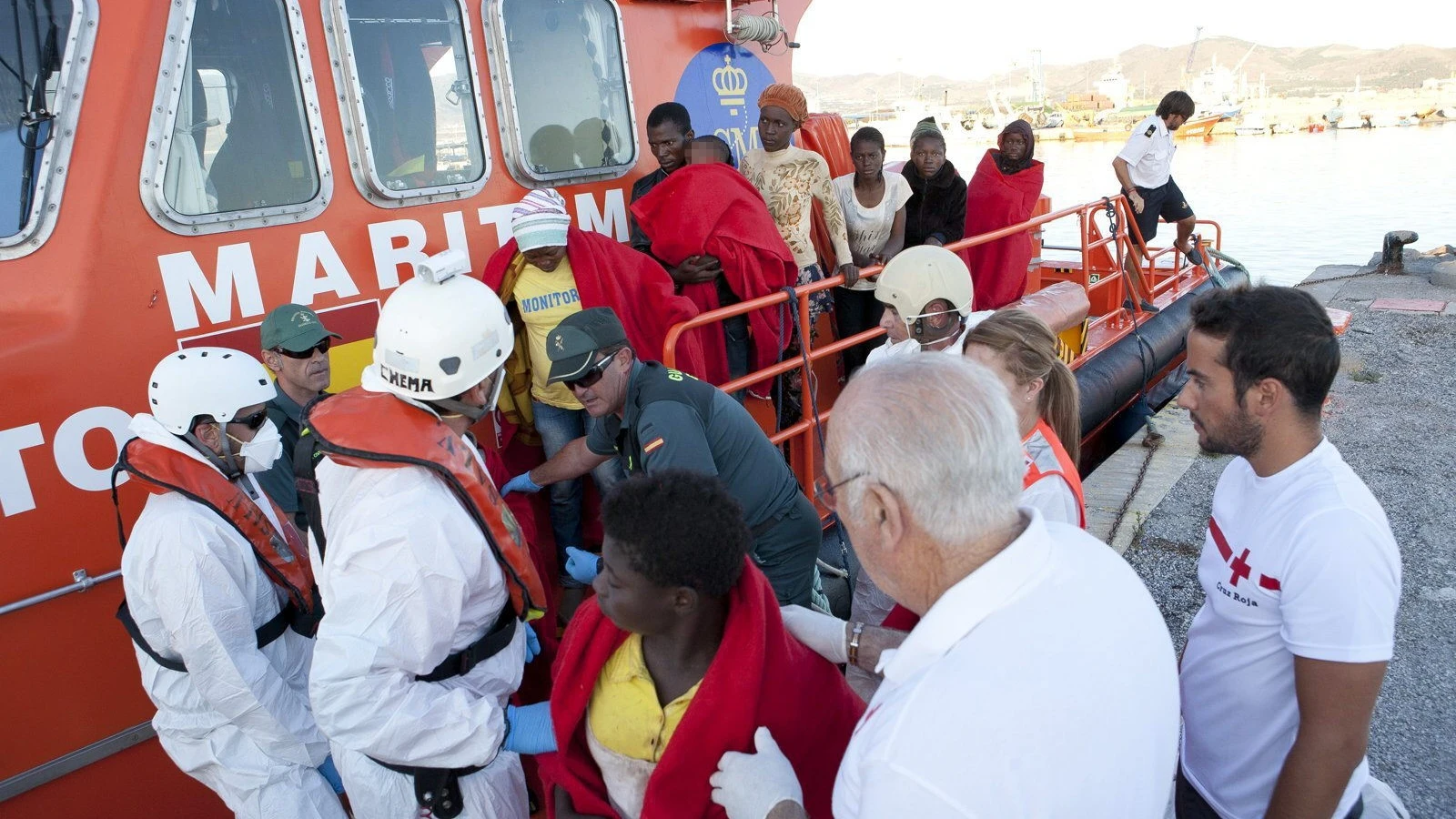 Llegan a Motril 42 inmigrantes interceptados cerca de Albor&aacute;n