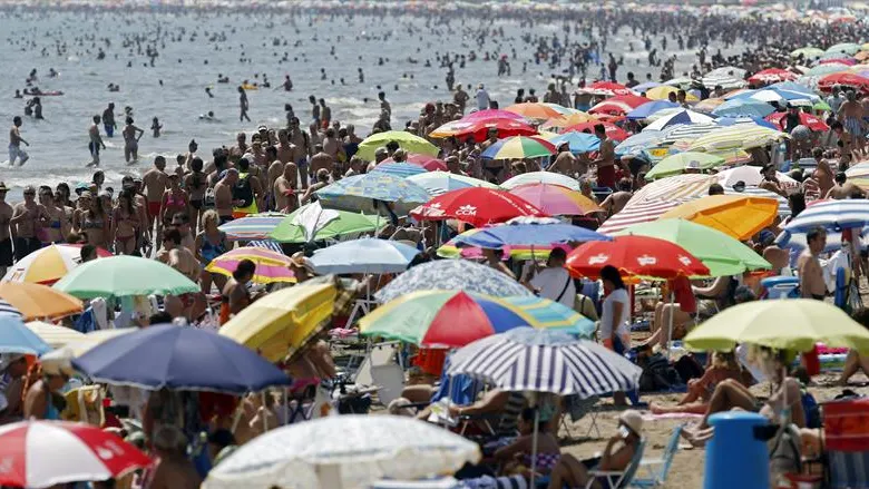 Playa abarrotada en verano