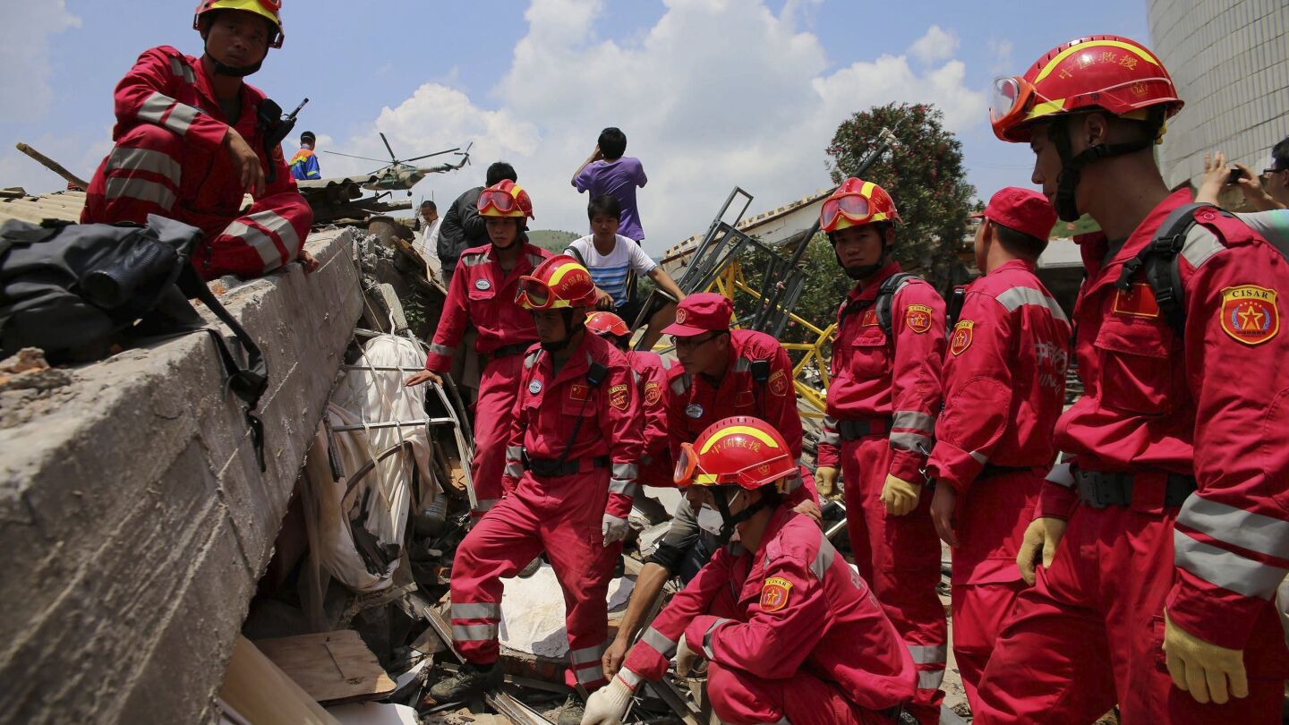 Los bomberos trabajan en la zona afectada por el se&iacute;smo en China