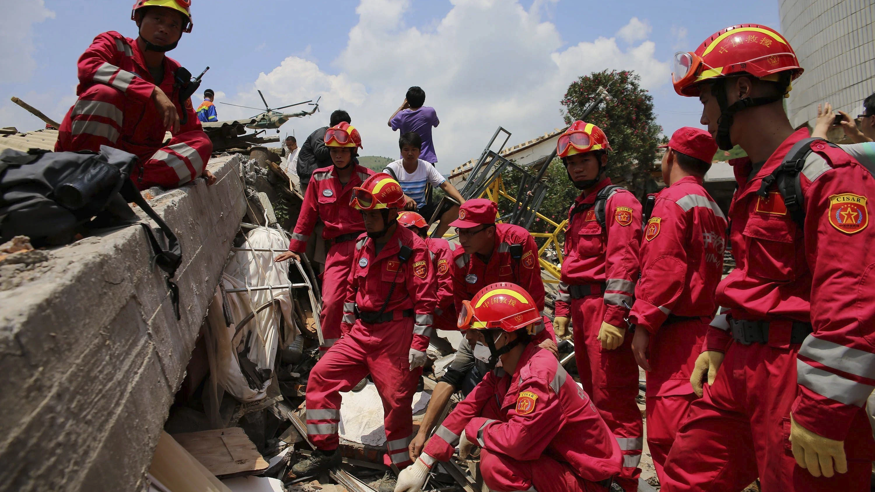 Los bomberos trabajan en la zona afectada por el seísmo en China