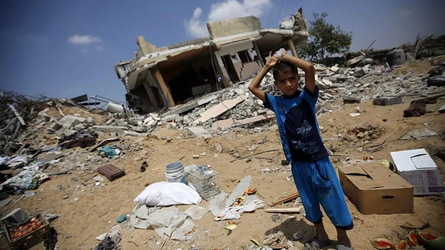 Un joven palestino entre los restos de su vivienda en el barrio de Khoza Un joven palestino entre los restos de su vivienda en el barrio de Khoza