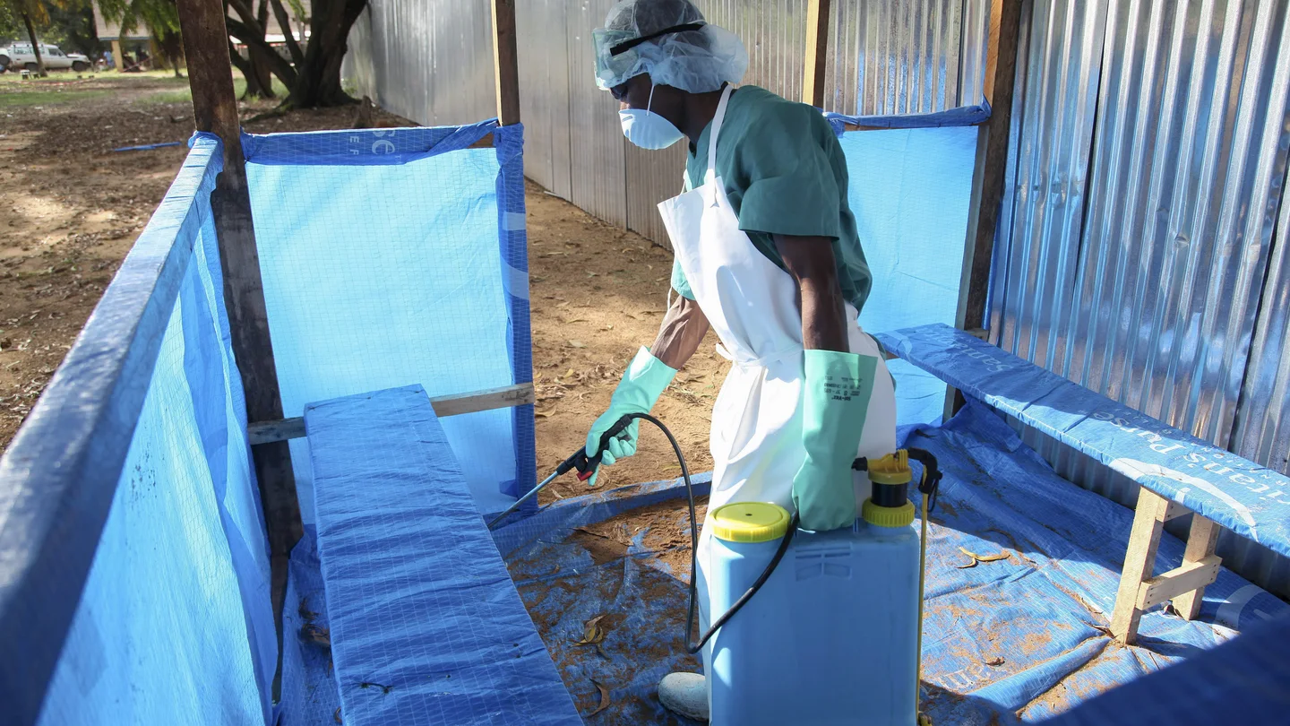 Un hombre desinfectando para prevenir el Ébola Un hombre desinfectando para prevenir el Ébola