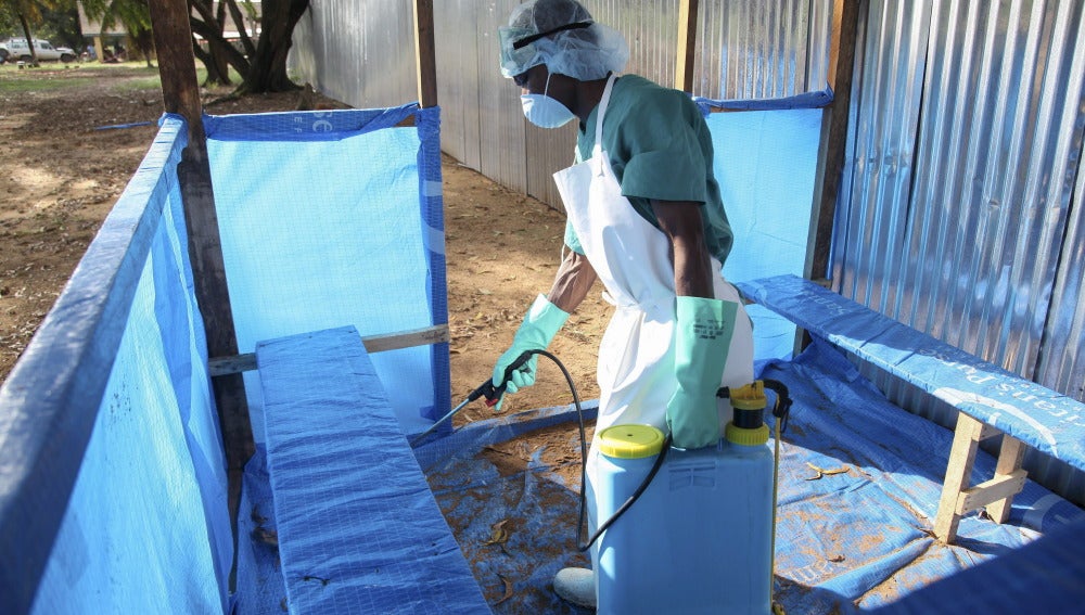 Un hombre desinfectando para prevenir el Ébola