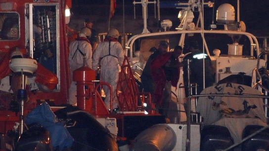 Llegan a puerto los 12 inmigrantes rescatados a 18 millas de Garrucha Llegan a puerto los 12 inmigrantes rescatados a 18 millas de Garrucha