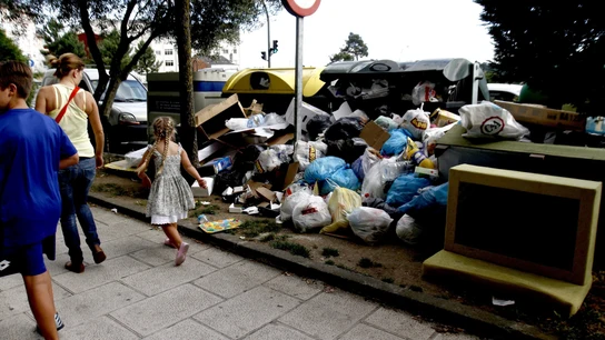 Un cúmulo de básura en una de las calles de Lugo Un cúmulo de básura en una de las calles de Lugo